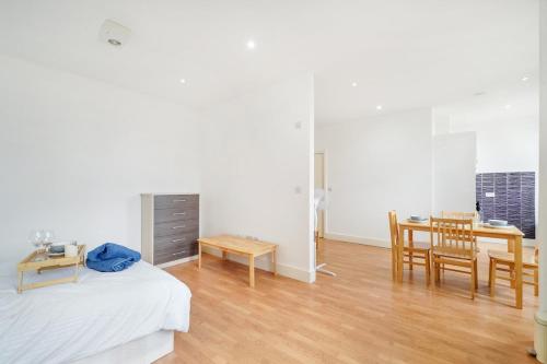 NEW Entire spacious flat with parkingにあるベッド