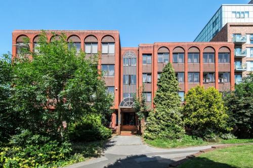 ボアハムウッドにあるNEW Entire spacious flat with parkingのレンガ造りの古い建物