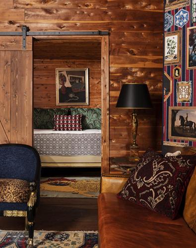 a living room with a bed in a log cabin at Hotel Lulu in Round Top