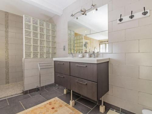 Ένα μπάνιο στο villa l oliveraie
