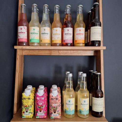 une étagère contenant de nombreuses bouteilles d'alcool dans l'établissement La Grange, à Savonnières