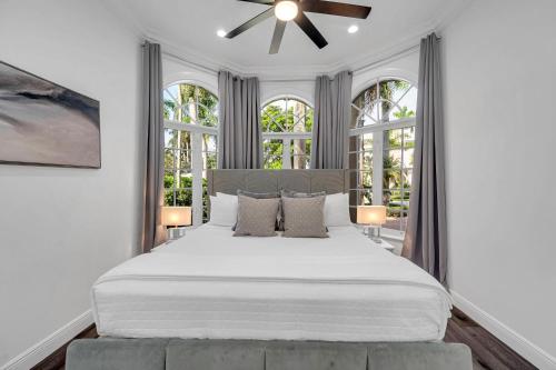 フォート・ローダーデールにあるMediterranean Villa Venice of America Riverside View Access Fiesta Key VlLLASのベッドルーム1室(大きな白いベッド1台、窓2つ付)