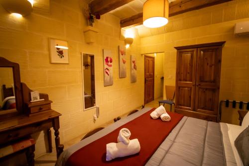 Ein Bett oder Betten in einem Zimmer der Unterkunft Il figolla farmhouse