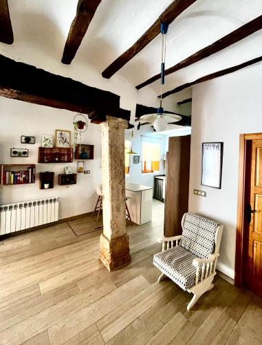 a room with a column and a chair and a table at Ca La Abuela in Requena