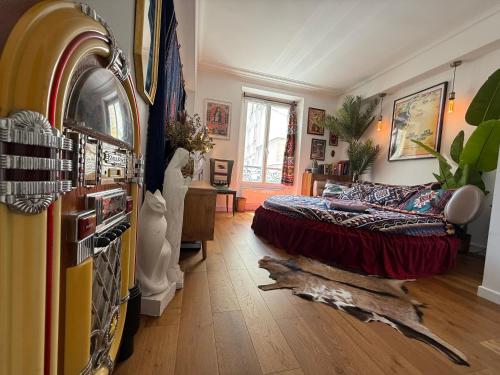 a living room with a bed and a couch at Chambre rétro in Paris