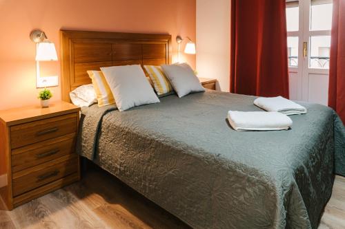 Postel nebo postele na pokoji v ubytování Apto Barrio Húmedo Conde Luna y parking incluido