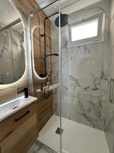 a bathroom with a shower and a sink at Calahonda Delux in Sitio de Calahonda