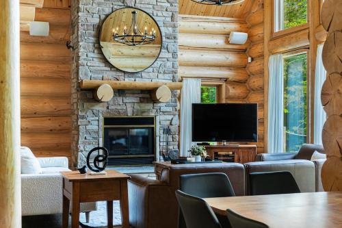 Μια τηλεόραση ή/και κέντρο ψυχαγωγίας στο Fiddler Lake Resort - Moose 89