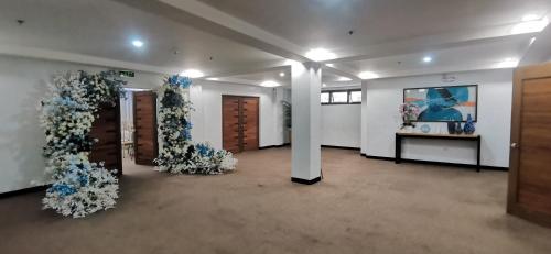 a room with blue and white flowers on the walls at Palette in Angeles Pampanga near Clark International Airport Formerly Boss Hotel in Angeles