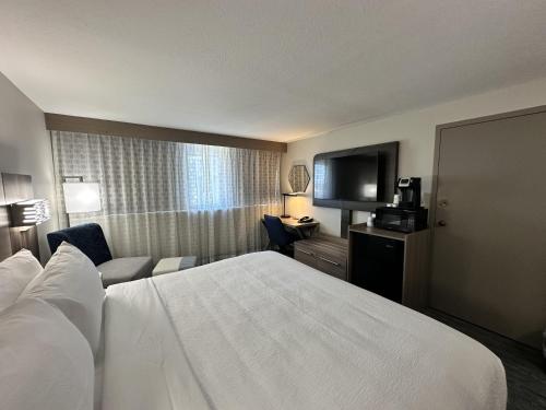 a hotel room with a bed and a television at Best Western Plus Downtown Tacoma in Tacoma