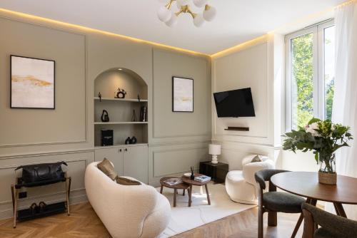 Μια τηλεόραση ή/και κέντρο ψυχαγωγίας στο Hausman Suites - Appart Hotel