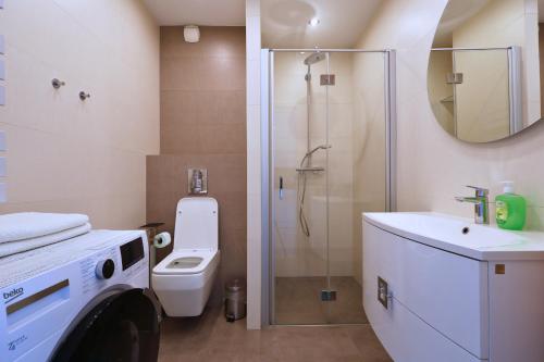 une salle de bain avec un lavabo et une douche dans l'établissement Apartament #CapitalTower 155 FV, à Rzeszów