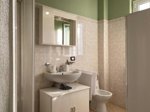 a bathroom with a sink and a toilet at La Farfalla in Fossacesia