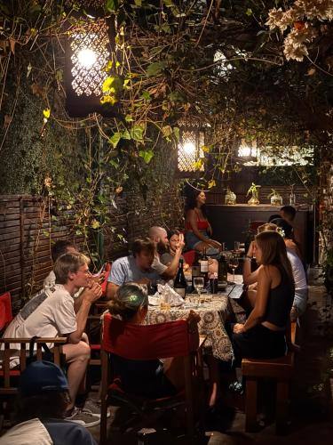 un grupo de personas sentadas en una mesa en un restaurante en Prisamata, en Salta