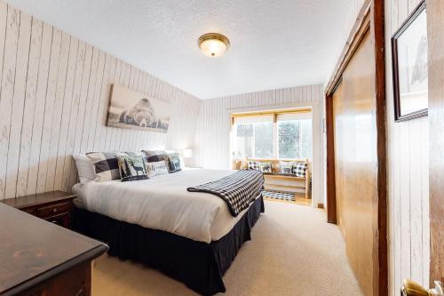 Ένα ή περισσότερα κρεβάτια σε δωμάτιο στο Lazy Bear Barn - Family-Friendly Mountain View Cabin with Wi-Fi, Fireplace, & Deck