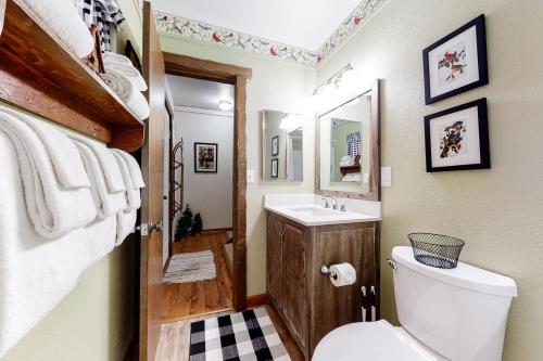 Ένα μπάνιο στο Lazy Bear Barn - Family-Friendly Mountain View Cabin with Wi-Fi, Fireplace, & Deck