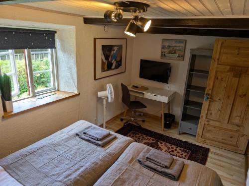 Una cama o camas en una habitación de Ravlunda Byaväg 12