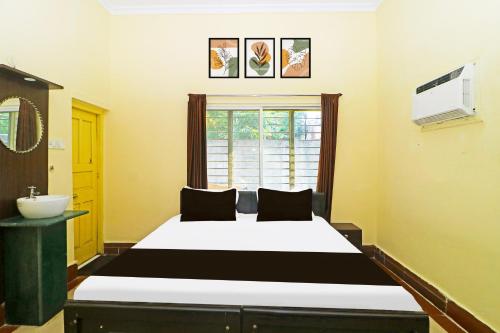a bedroom with a large white bed and a sink at Hotel O by OYO OXY RUDRA INN in Rānchī