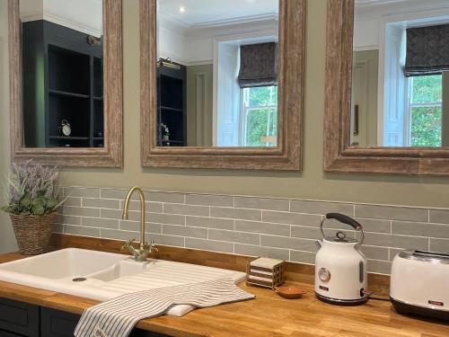 a kitchen counter with a sink and a toaster at Garden Apartment in Par