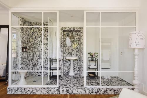 a bathroom with a shower and a sink at La Cour de Beaune in Beaune