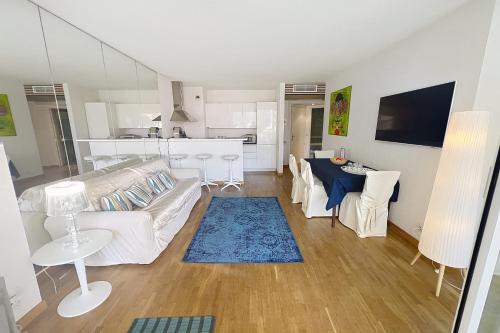 Cannes central Rue d'Antibes wide 1 BDR w terrace - quiet in green scenery