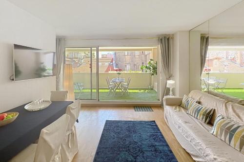Cannes central Rue d'Antibes wide 1 BDR w terrace - quiet in green scenery