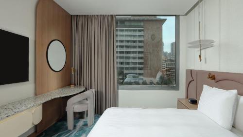 Postel nebo postele na pokoji v ubytování voco Beirut Central District by IHG