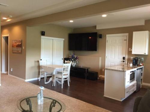 Η κουζίνα ή μικρή κουζίνα στο Lakeside Living Suite! Mt Rainier, Nwtrek, Jblm