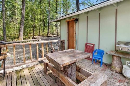 Gambar di galeri bagi Mt Rainier Little Green Cabin On Big Creek! di Ashford