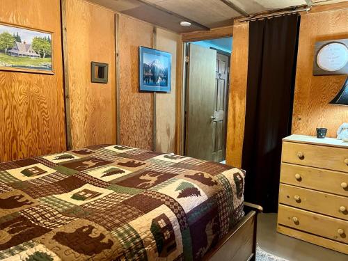 Katil atau katil-katil dalam bilik di Mt Rainier Little Green Cabin On Big Creek!