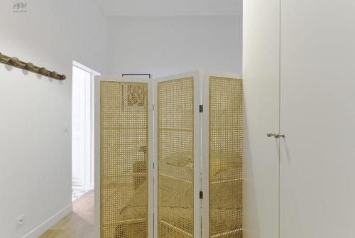 une salle de bain avec deux cages dans une pièce dans l'établissement La suite du Prince, à Versailles
