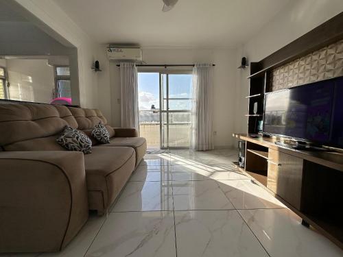 Televisyen dan/atau pusat hiburan di Apto c/ sacada - 5 min a pé da Praia Tupi!