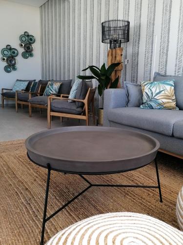 a living room with a coffee table and couches at Agua Hotels Vila Branca in Lagos