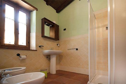 W łazience znajduje się umywalka, toaleta i prysznic. w obiekcie Agriturismo Prato Fiorito w mieście Bagni di Lucca