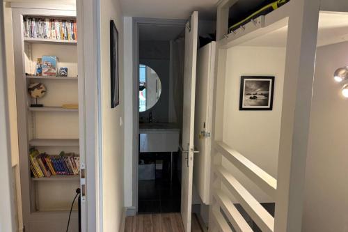 un couloir avec un escalier menant à une pièce dans l'établissement 48m With Balcony And Mountain View!, à Chamonix-Mont-Blanc