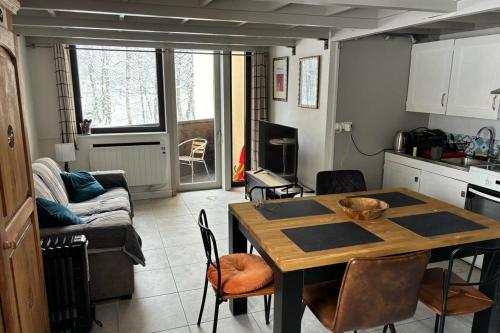 une cuisine et un salon avec une table et des chaises dans l'établissement 48m With Balcony And Mountain View!, à Chamonix-Mont-Blanc