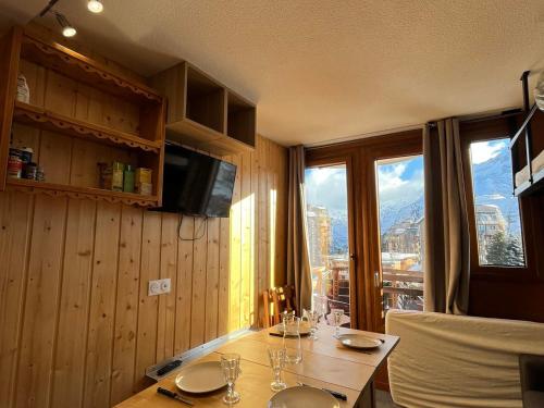- une salle à manger avec une table et des verres à vin dans l'établissement Avoriaz Centre - Studio rénové 3/4 pers, balcon exposé Sud, à proximité Festival et pistes de ski - FR-1-633-62, à Morzine