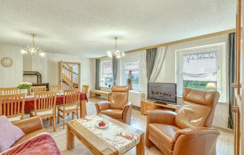 un soggiorno con tavolo e sala da pranzo di Amazing Home In Breesen Ot Kalübbe 