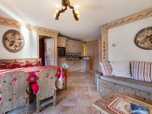 - une cuisine avec une table et un canapé dans une chambre dans l'établissement Appartement lumineux, 2 ch., accès piscine/spa, pied des pistes, proche commerces - Méribel - FR-1-566-17, à Les Allues