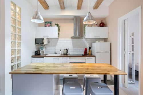 Sunny Retro Flat Balcony in Poble Sec