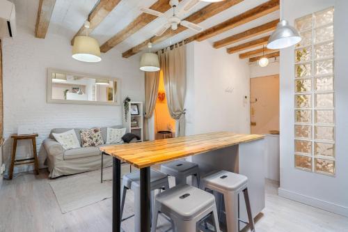Sunny Retro Flat Balcony in Poble Sec