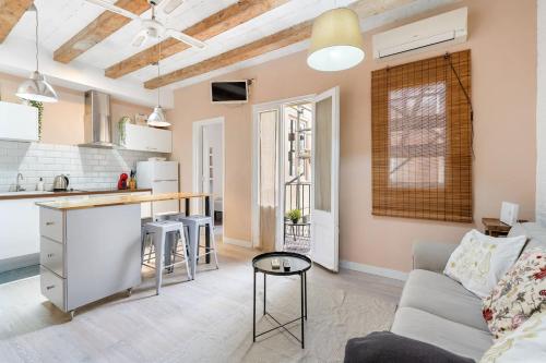 Sunny Retro Flat Balcony in Poble Sec