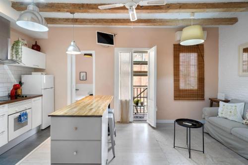 Sunny Retro Flat Balcony in Poble Sec