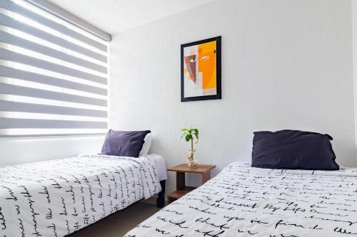 a bedroom with two beds and a window at Comodidad y Tranquilidad a tu Alcance in San Juan del Río