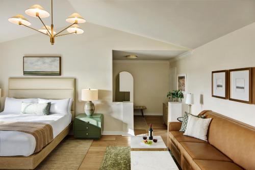 Кровать или кровати в номере Inn at Playa del Rey