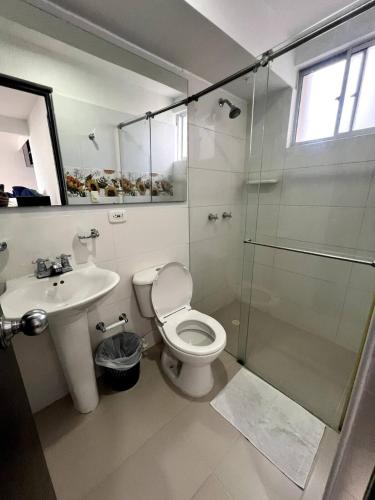 Un baño con inodoro, lavabo y ducha. en Descanso y Comodidad en Edificio Seguro con Balcón, en Floridablanca