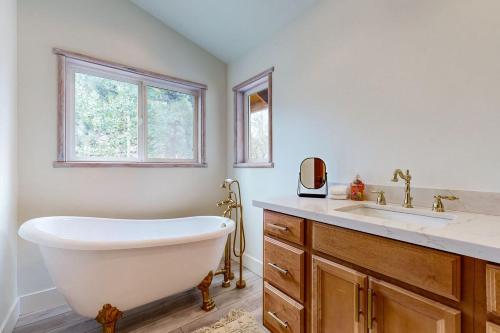 Ένα μπάνιο στο Big Bear White Skies ~ Fantastic cabin with fireplace, game room, mountain view, & hot tub