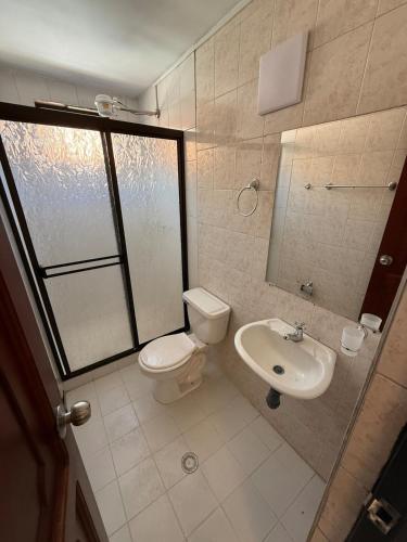 um banheiro com vaso sanitário e pia em Apartment 304 em Itagüí