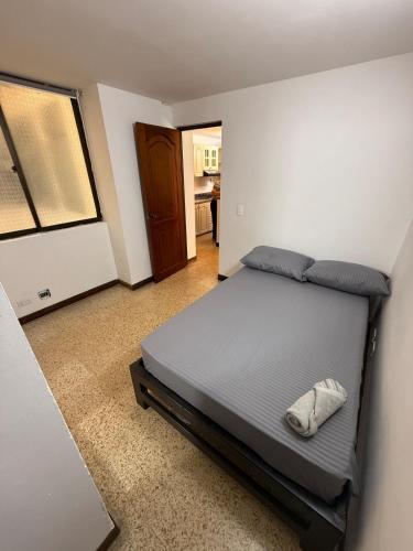 um quarto com uma cama com um sapato em Apartment 304 em Itagüí