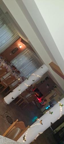 an overhead view of a living room with a room with lights at Pensiunea Daria in Căşeiu